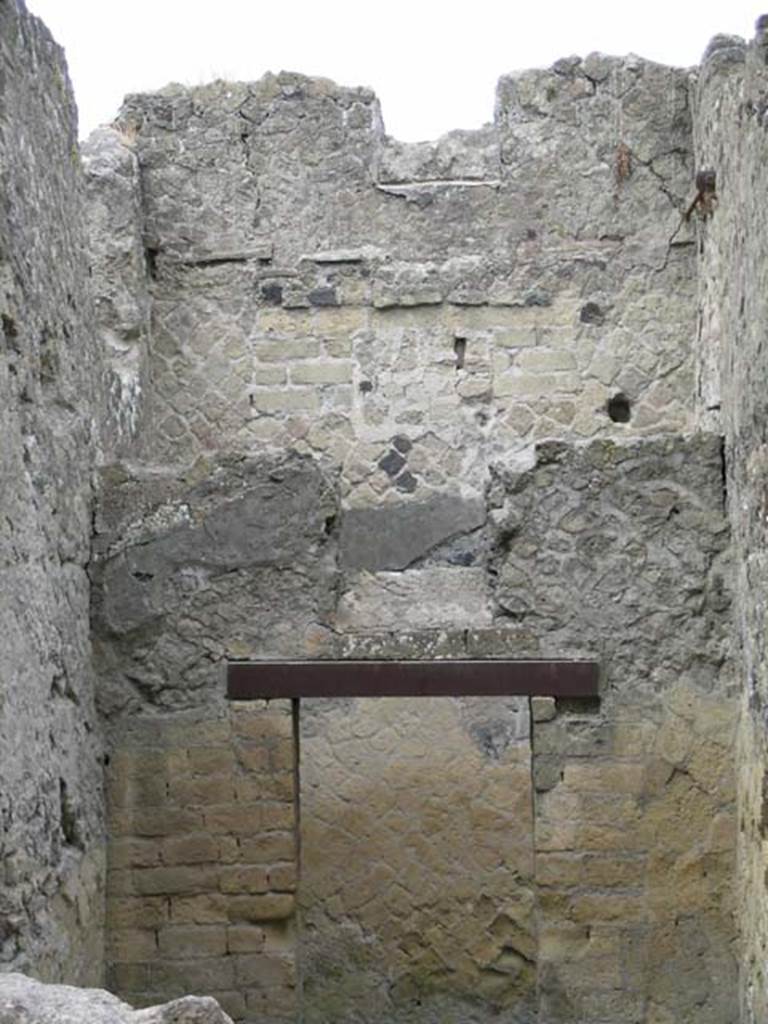 IV.11, Herculaneum, May 2005.
Looking towards south wall of small cubiculum with doorway to a corridor and small window above it.
In the rear wall of the corridor another window can be seen, which would have taken light from the small courtyard/lightwell of IV.8.
Photo courtesy of Nicolas Monteix.